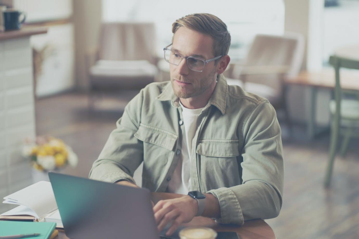 Équipe travaillant ensemble sur des outils SEO et stratégies digitales